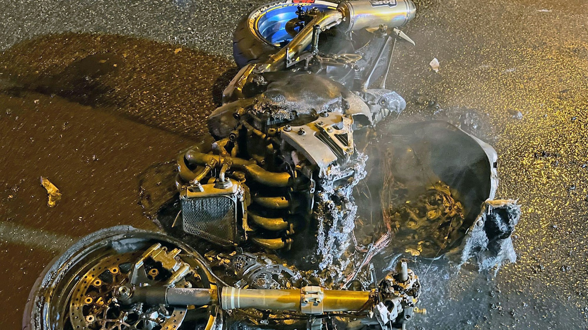 Das Bild zeigt ein ausgebranntes Motorrad