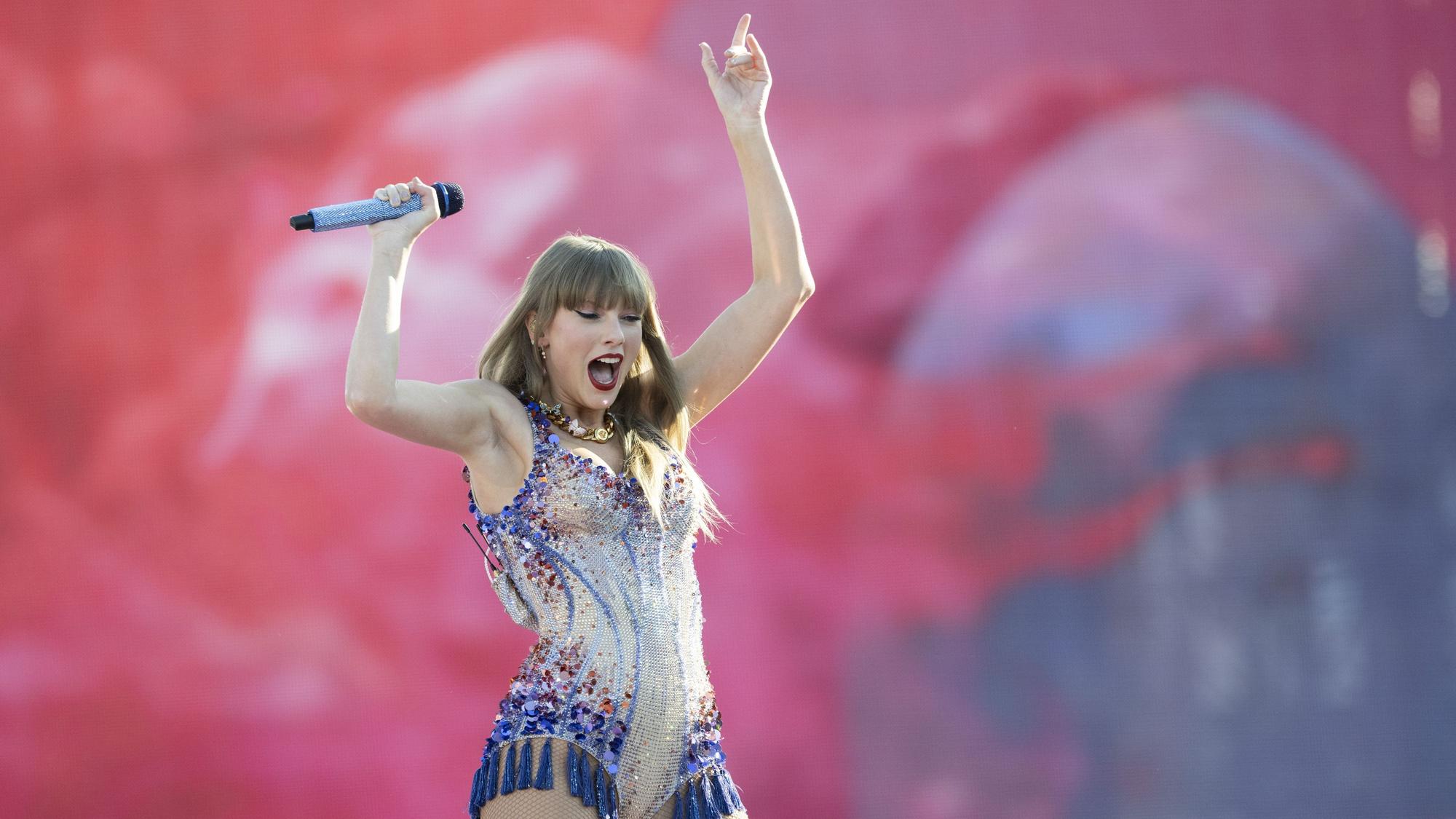 Die US-amerikanische Singer-Songwriterin Taylor Swift tritt während ihres Konzerts im Rahmen ihrer „Eras Tour“ im Letzigrund-Stadion auf.
