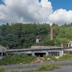 Das Bild zeigt die verlassenen Gebäude..