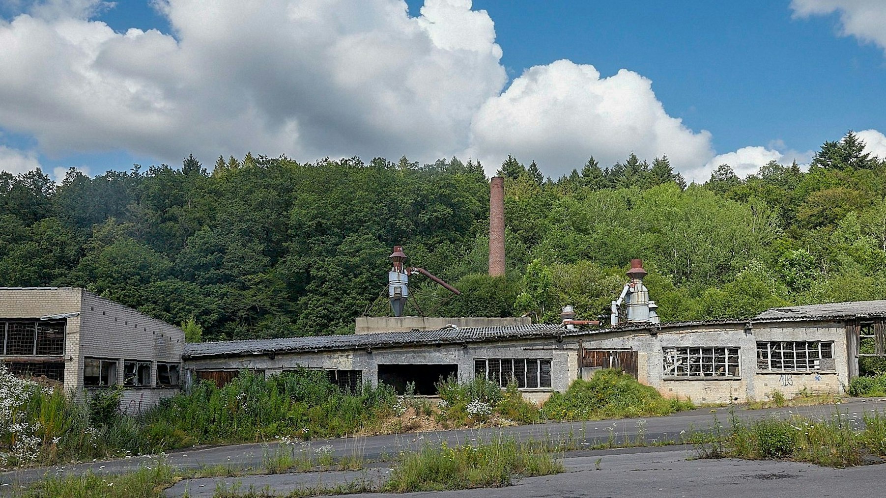 Das Bild zeigt die verlassenen Gebäude..