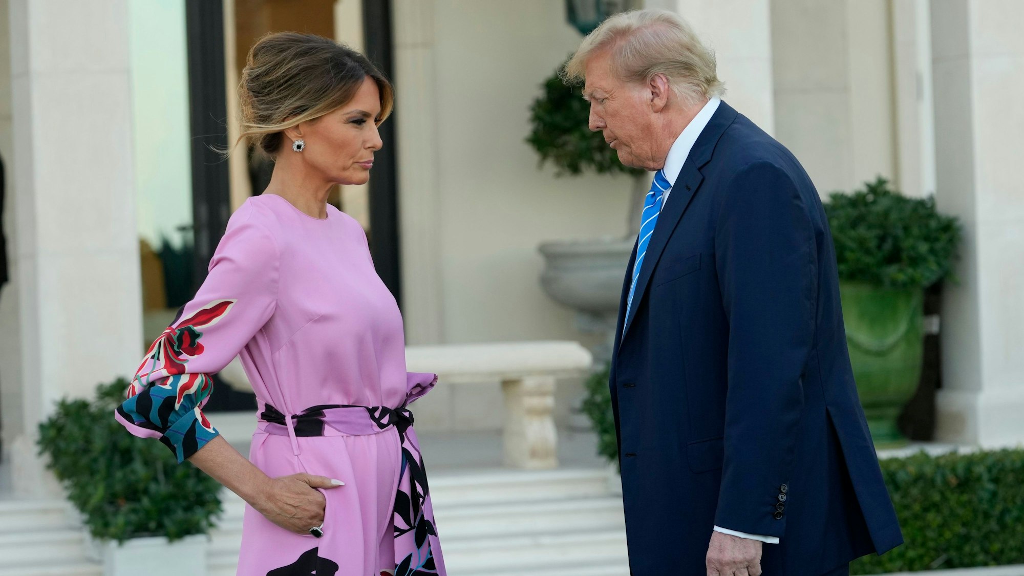 Donald Trump, ehemaliger Präsident der USA und US-Präsidentschaftsbewerber, kommt mit seiner Frau Melania Trump in Palm Beach, Florida, zu einer Spendengala der Republikaner.