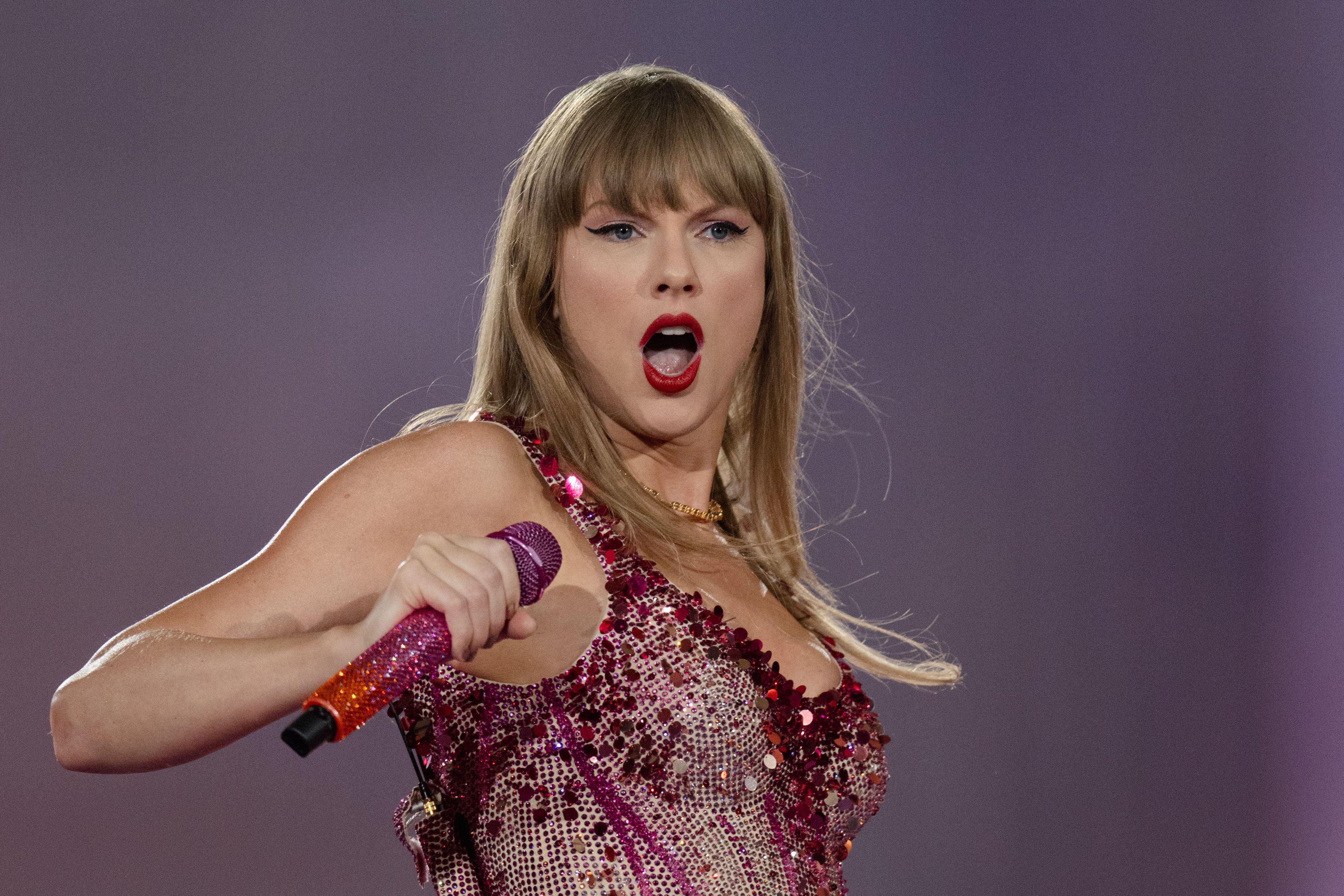 US-Sängerin Taylor Swift steht in der Veltins-Arena auf der Bühne.