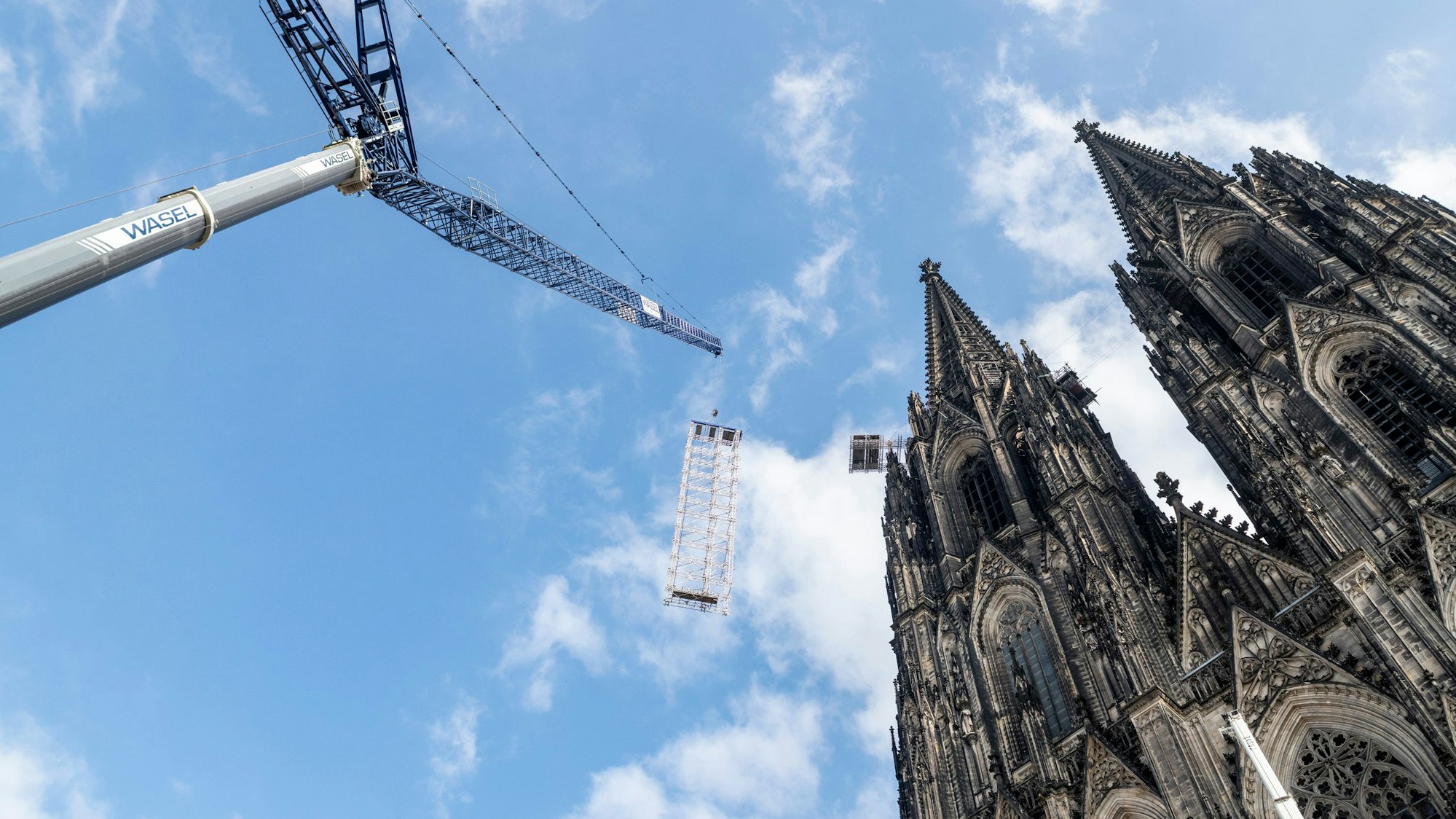 Abnahme des 30 Meter hohen Hängegerüsts an der Nordwestecke des Nordturms des Kölner Domes.
