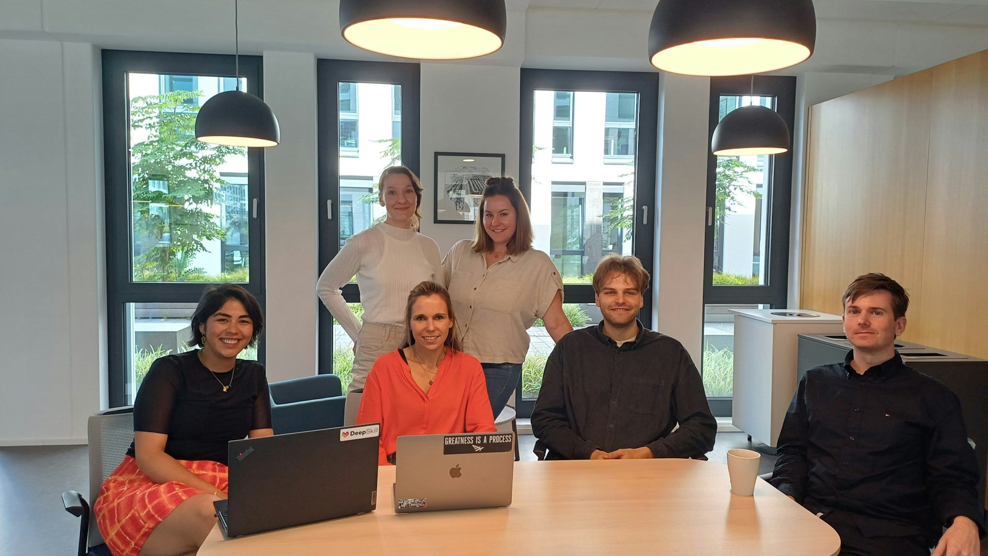 Das Team von DeepSkill mit Gründerin Miriam Mertens (3.v.l.).