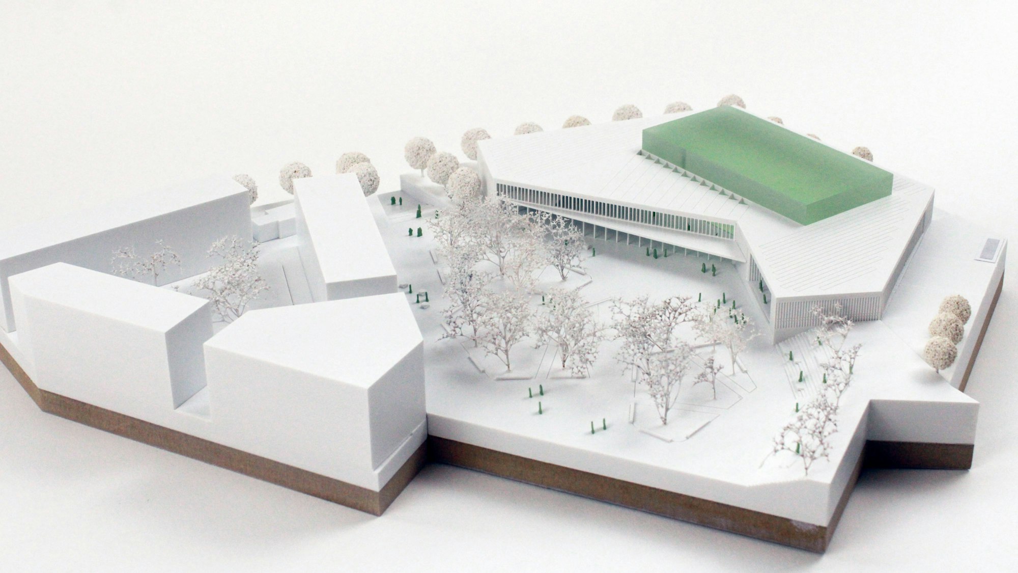 Die Form des Gebäudes fällt ins Auge. Es hat sieben Ecken.