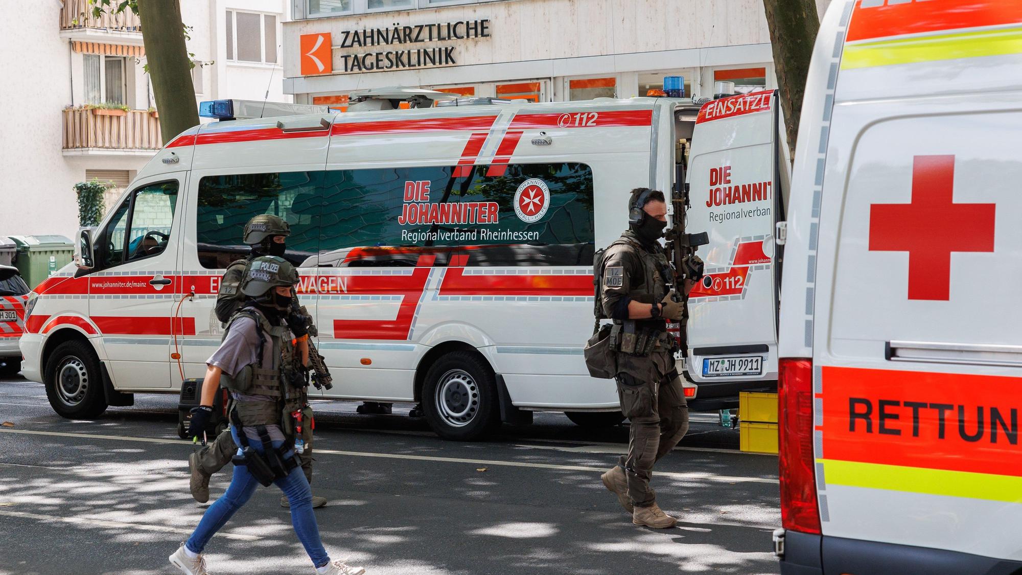 Beamte des SEK gehen an Rettungswagen vorbei, nachdem sie ein Hotel in Mainz verlassen haben.