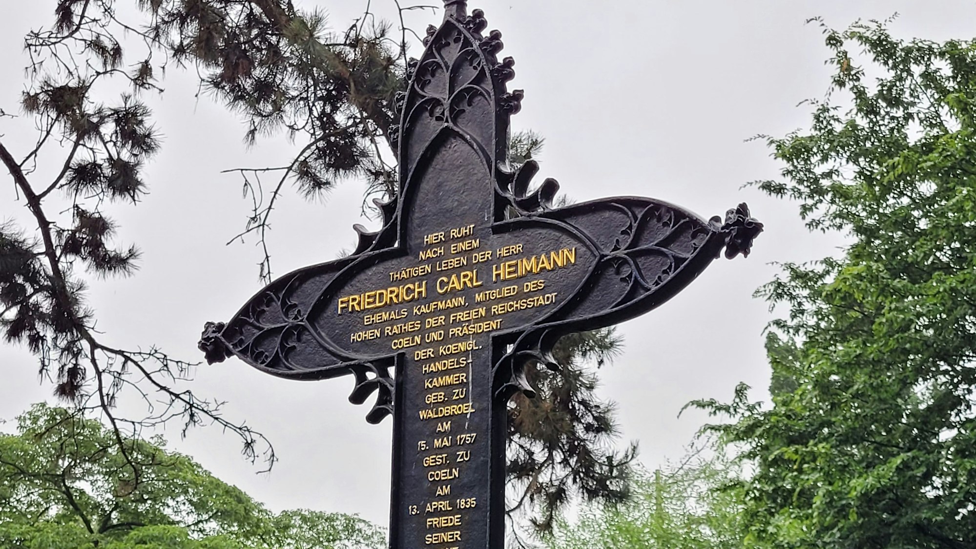 Ein riesiges, gusseisernes Kreuz thront auf dem Grab von Friedrich Carl Heimann auf dem Kölner Melaten-Friedhof, es erinnert auch an seine Herkunft aus Waldbröl.