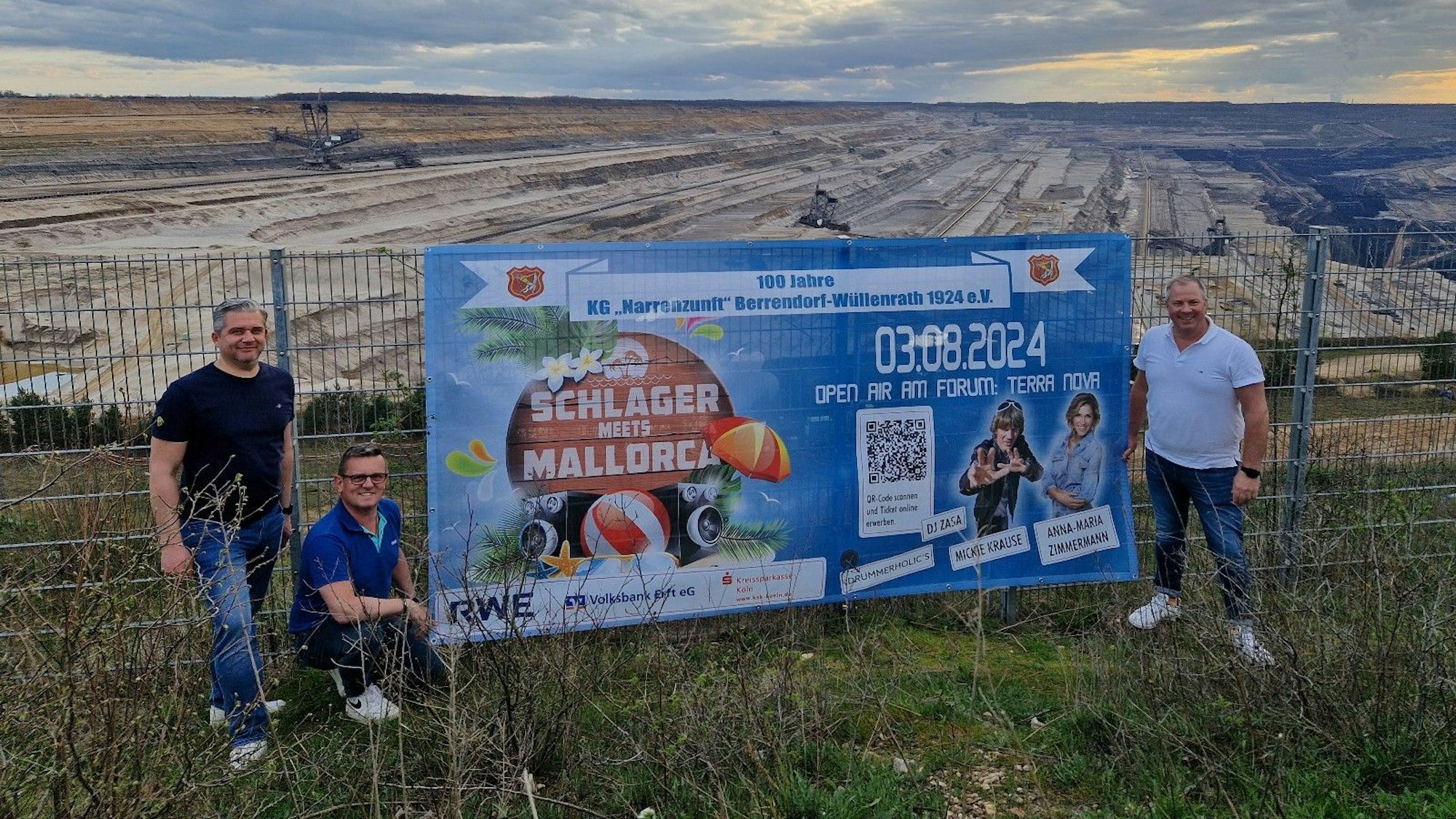 Mitglieder der Narrenzunft stehen an der Tagebaukante.