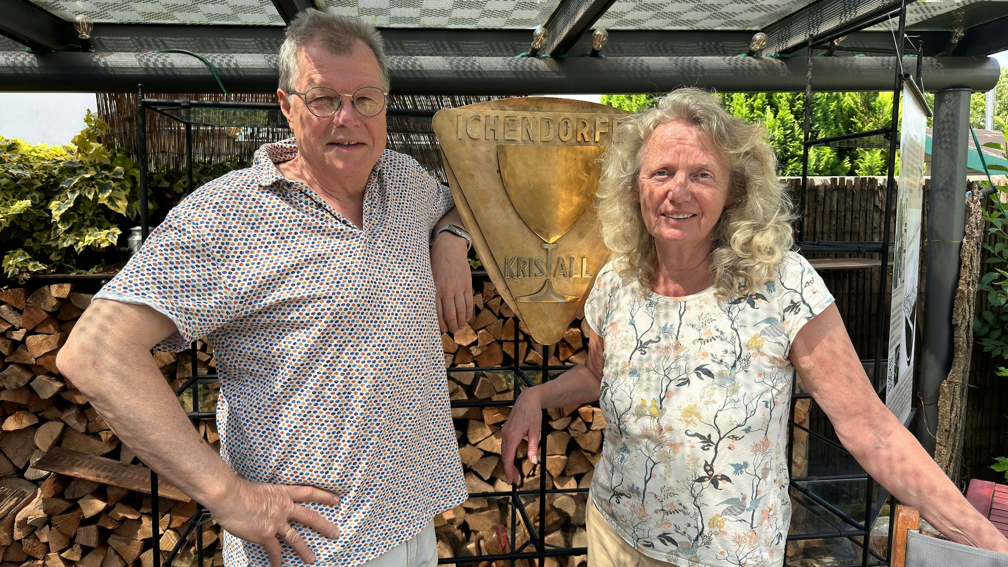 Ein Mann und eine Frau lächeln.