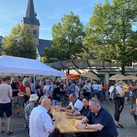 Menschen auf dem Burscheider Marktplatz