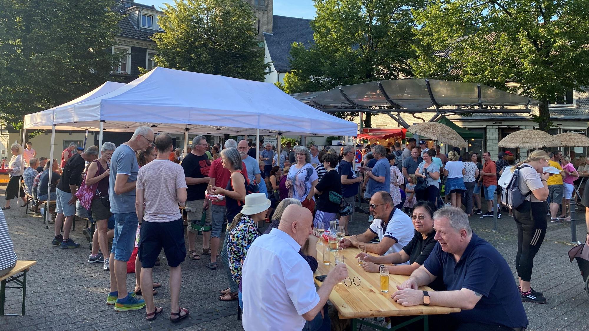 Menschen auf dem Burscheider Marktplatz