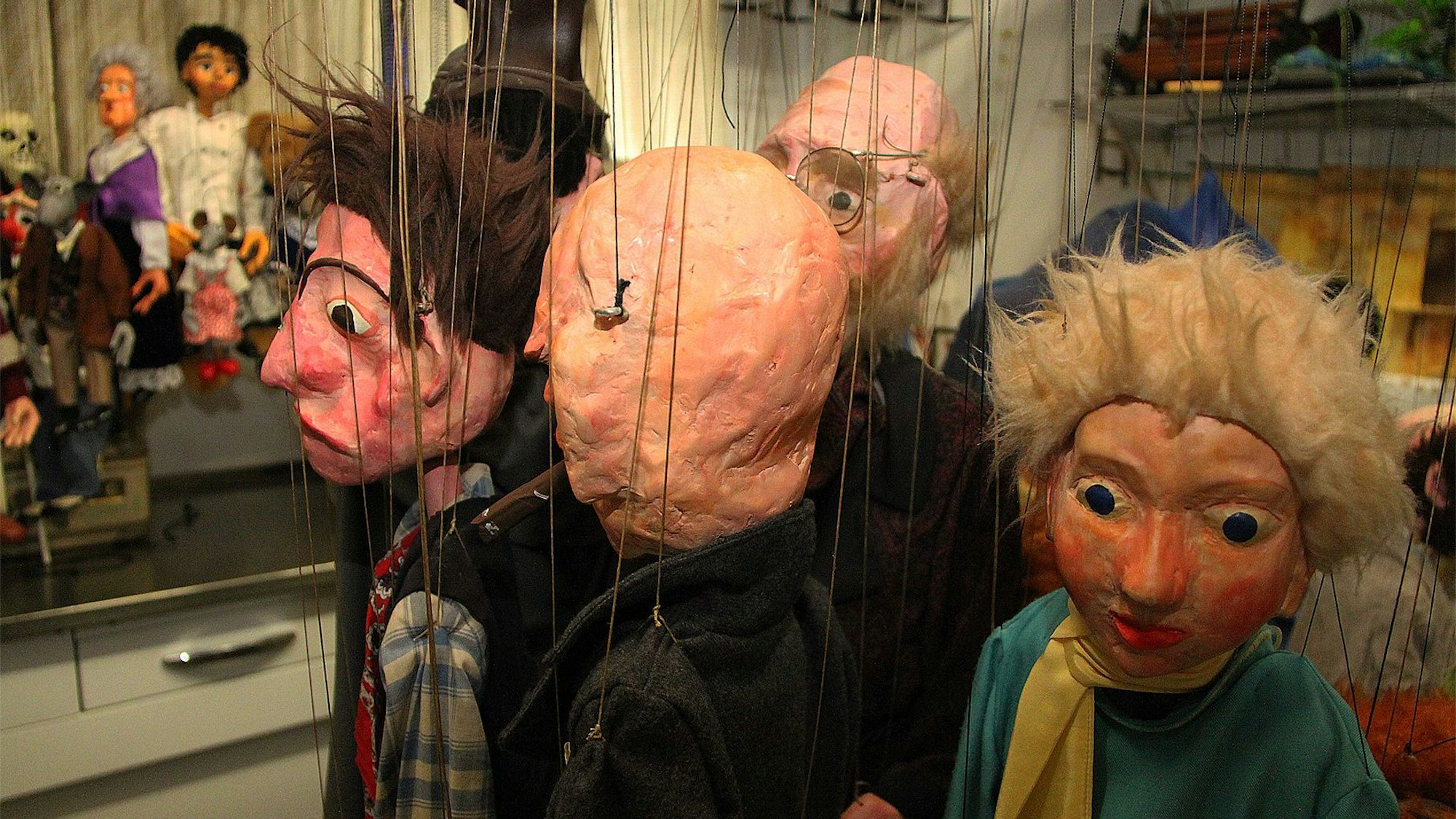 Die Detailaufnahme zeigt einige Marionetten des Vossenacker Theaters.