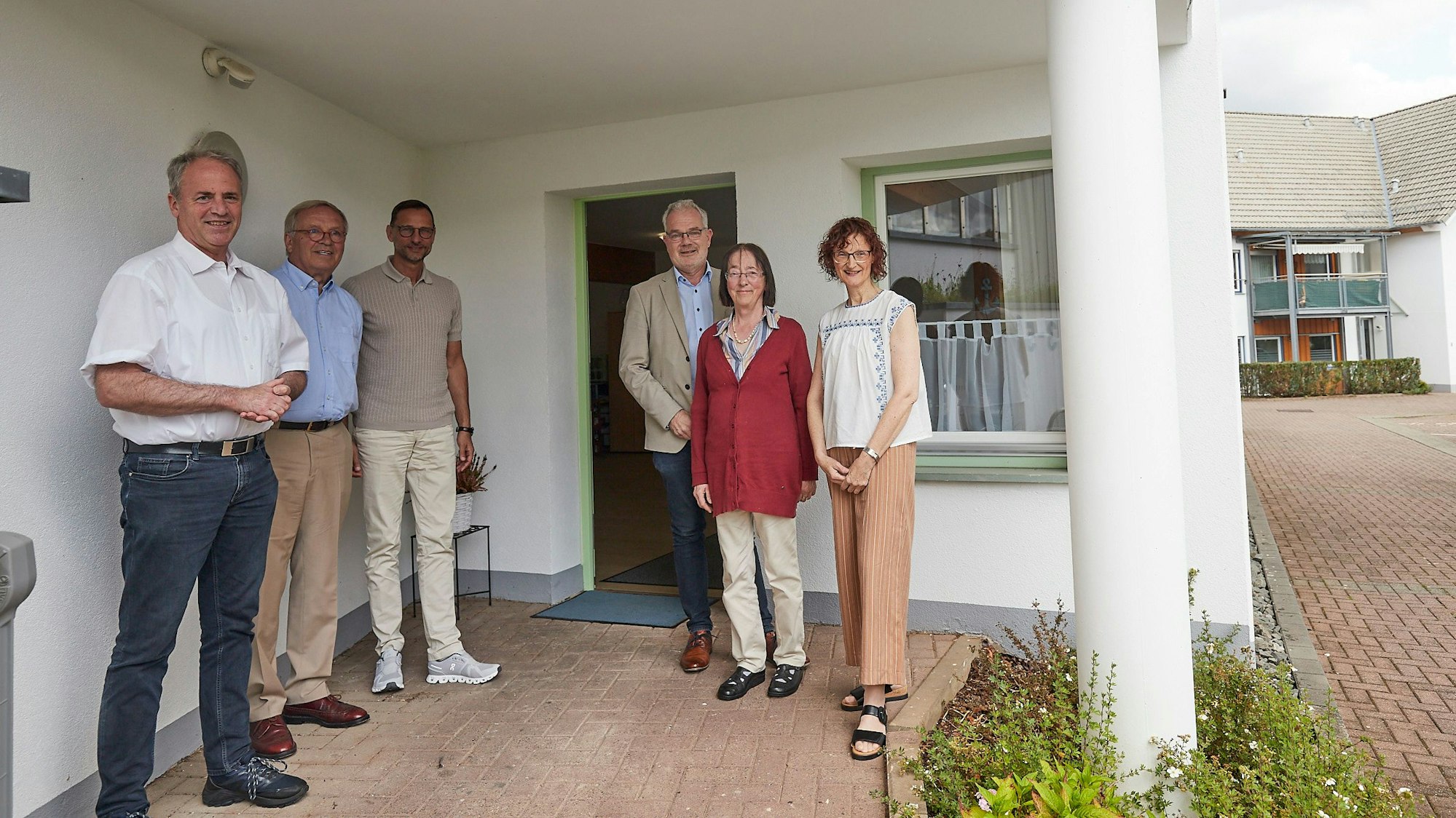 Hermann-Josef Esser, Michael Tietmeyer, Georg Schmiede, Malte Duisberg, Veronika Neumann und Christine Bötzele (von links) stehen im Eingangsbereich des Betreuten Wohnens.