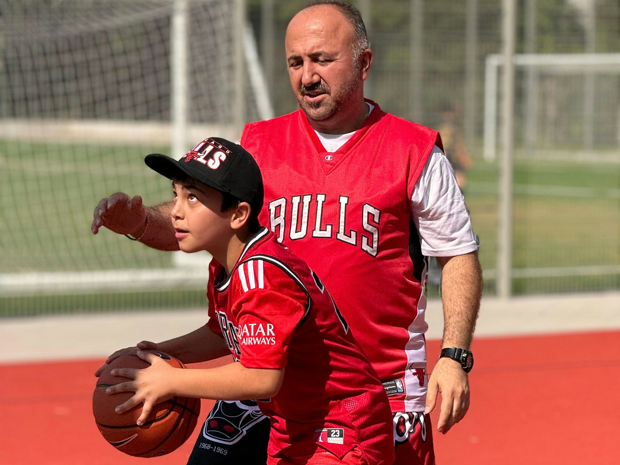 Haksun Gülcicek in seinem Veedel Porz. Hier ist er oft auf den Plätzen der SpVg. Porz anzutreffen, trainiert unter anderem auch seinen Sohn im Fußball und Basketball.