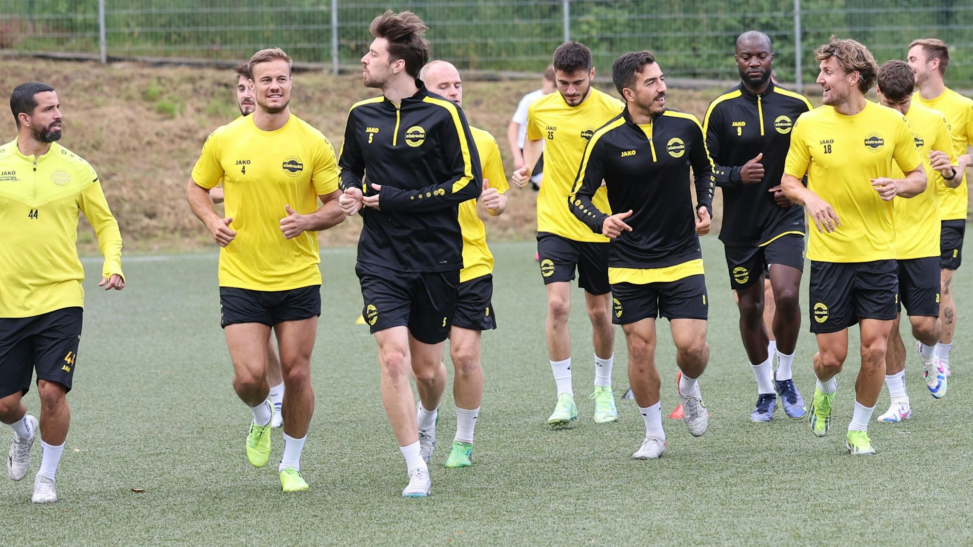Fröhlich absolvieren die Hohkeppeler Fußballer Laufeinheiten auf dem Sportplatz in Lindlar-Köttingen.