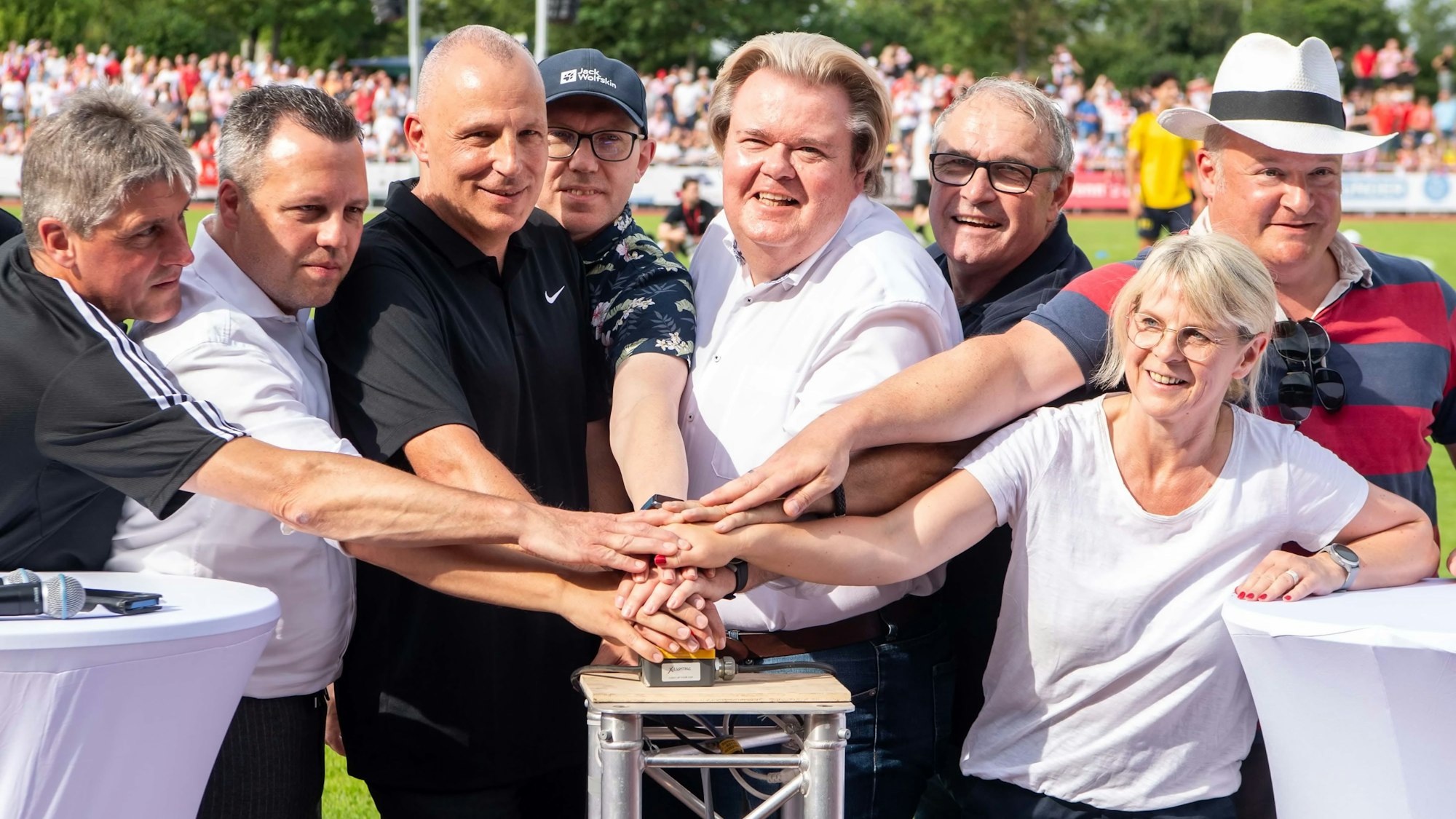 Der Moment, in dem viele Hände den Buzzer drücken.