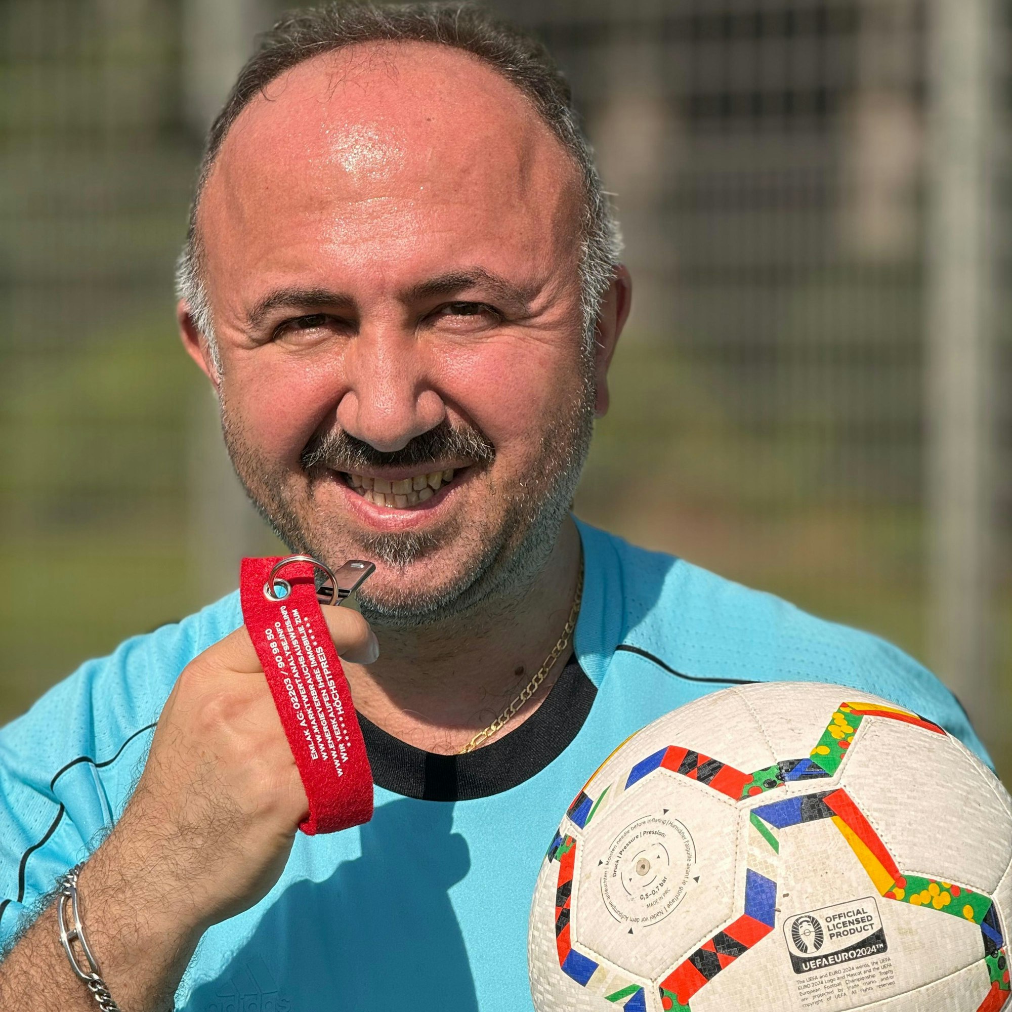 Die Schiedsrichterlaufbahn hat er mittlerweile aufgegeben – das Training seines Sohnes setzt er jedoch fort. Seine Trainerkarriere will er in jedem Fall fortsetzen und bald im Amateurbereich wieder einsteigen.