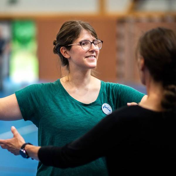 Das Bild zeigt Julia Reuß mit Tanzlehrerin Iris. Sie tanzen gemeinsam, ohne sich zu berühren.