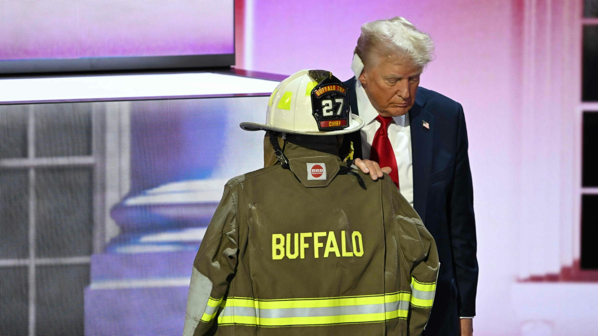 Der ehemalige US-Präsident und republikanische Präsidentschaftskandidat 2024 Donald Trump steht neben einem Helm und einer Feuerwehrjacke, die Corey Comperatore gehörten, der bei einer Kundgebung, bei der Trump ein Attentat überlebte, tödlich angeschossen wurde, während er auf der Bühne die Nominierung seiner Partei am letzten Tag der Republican National Convention 2024 im Fiserv Forum in Milwaukee, Wisconsin, am 18. Juli 2024 entgegennahm. Übersetzt mit DeepL.com (kostenlose Version)