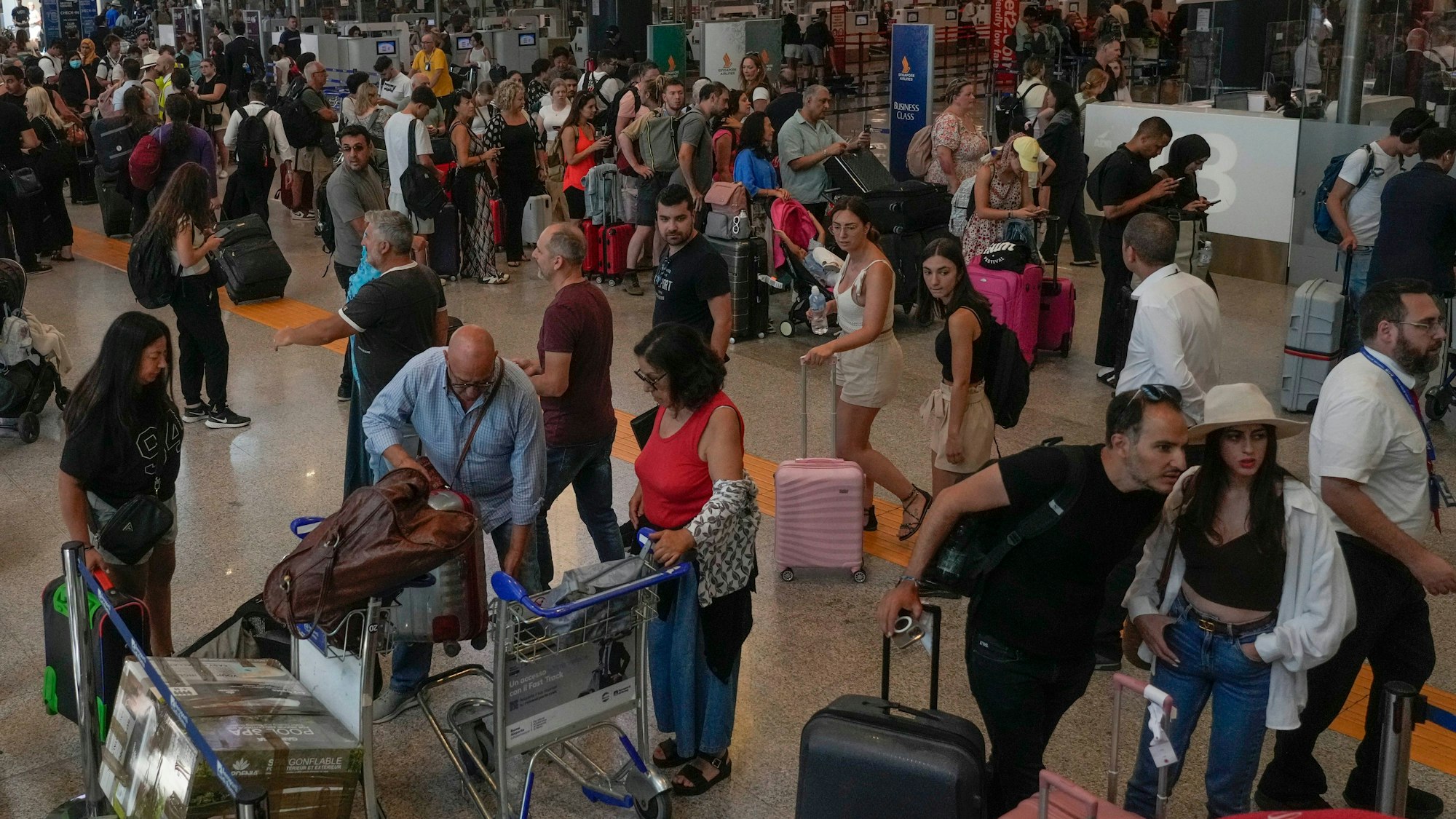 Passagiere am Airport Fiumicino in Rom.