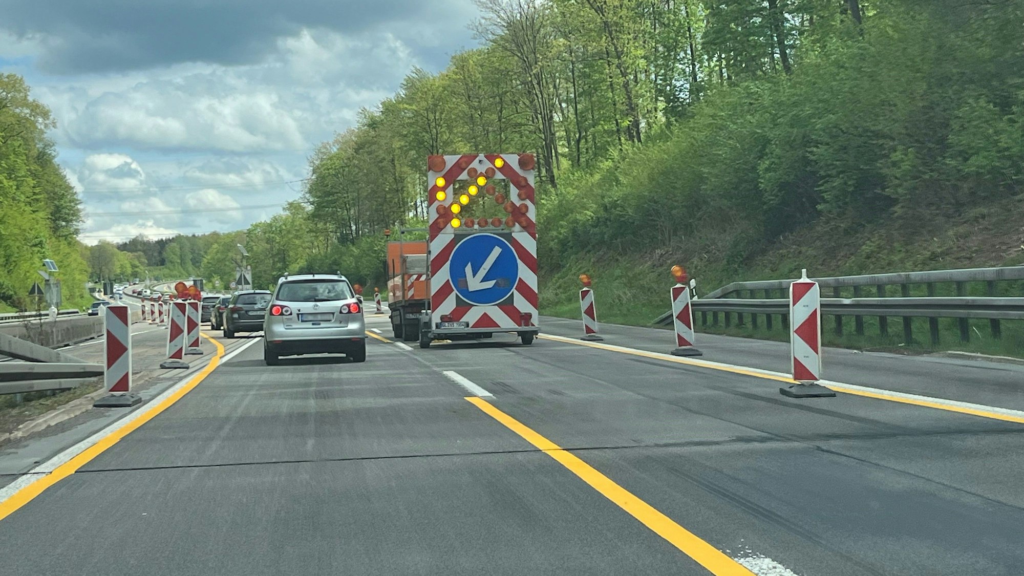 Ein Auto auf der A4.