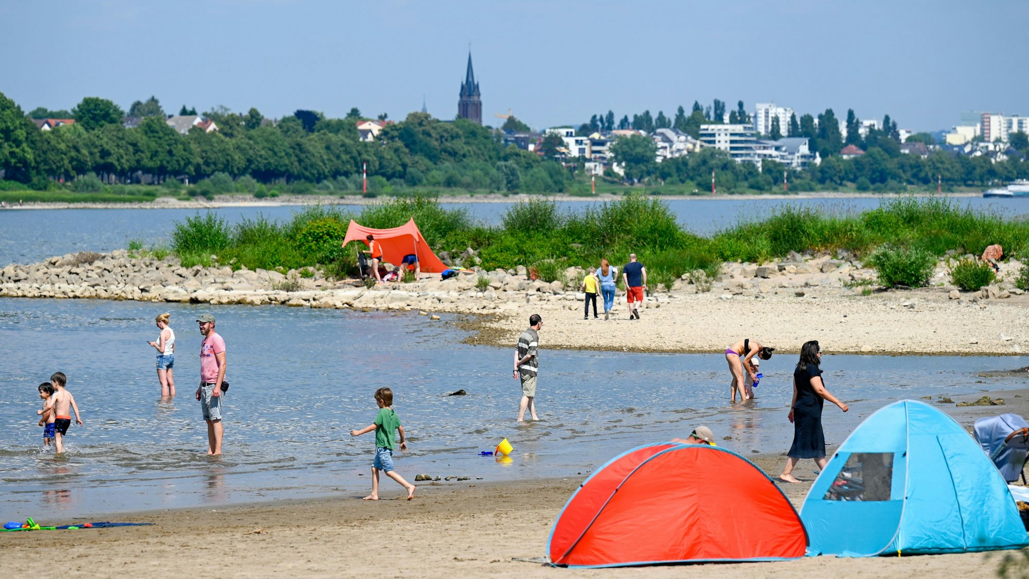 Menschen an den Stränden des Rheins, hier in Rodenkirchen.
