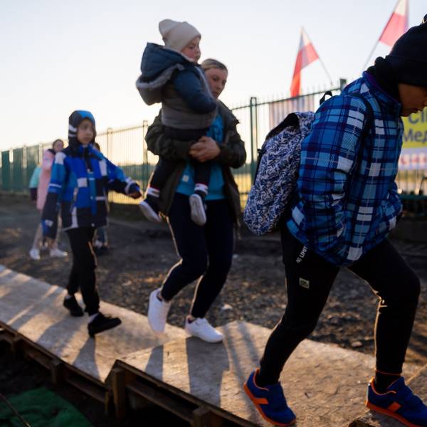 Eine aus der Ukraine geflüchtete Familie auf den Weg in ein sicheres Land.