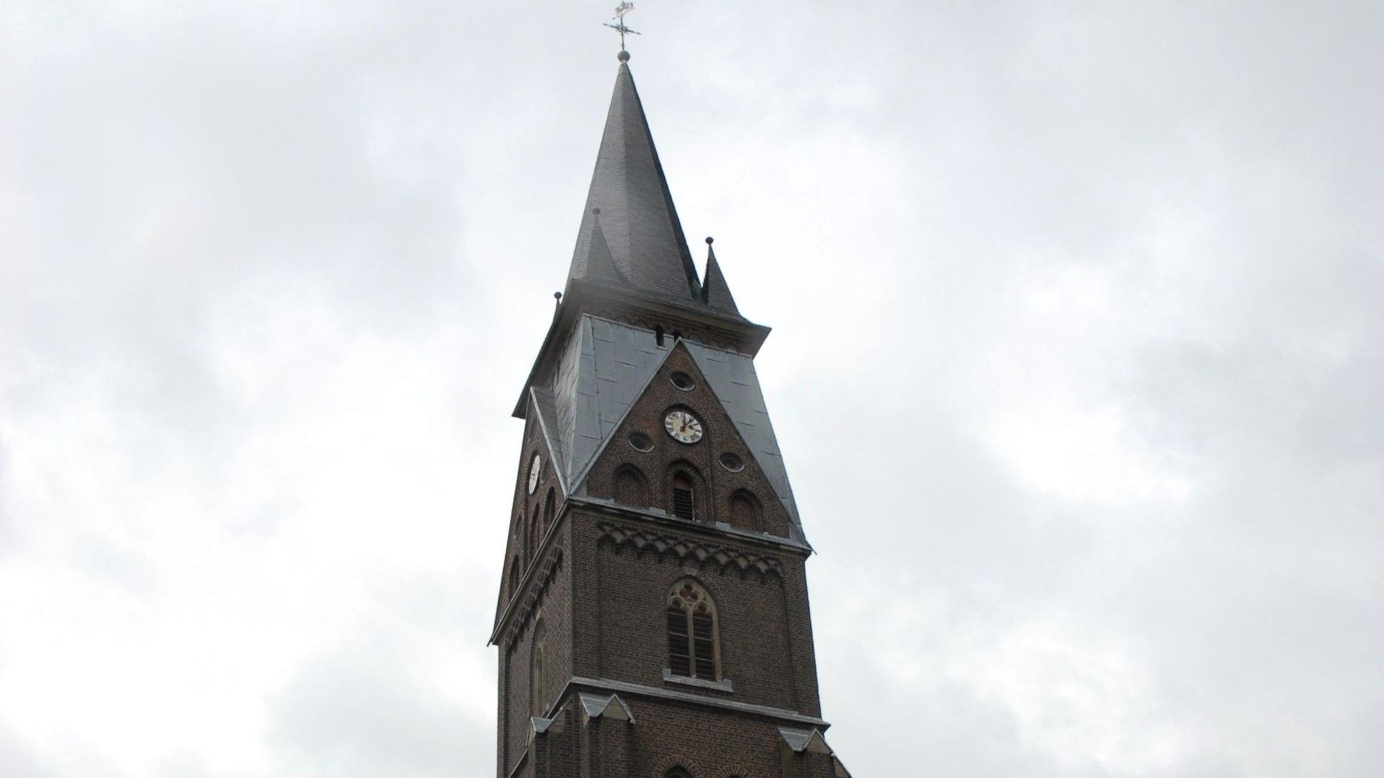 Zu sehen ist ein Kirchturm.