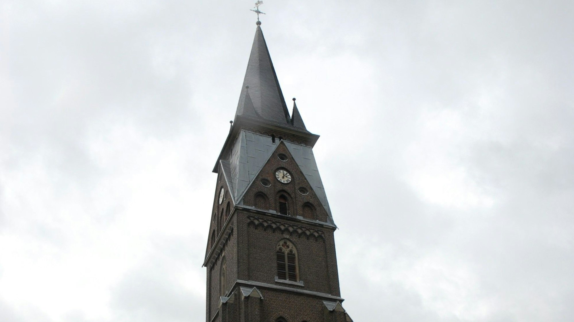 Zu sehen ist ein Kirchturm.