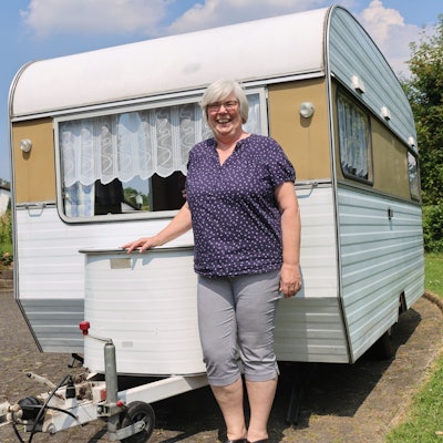Elke Hartmann steht vor ihrem Wohnwagen.