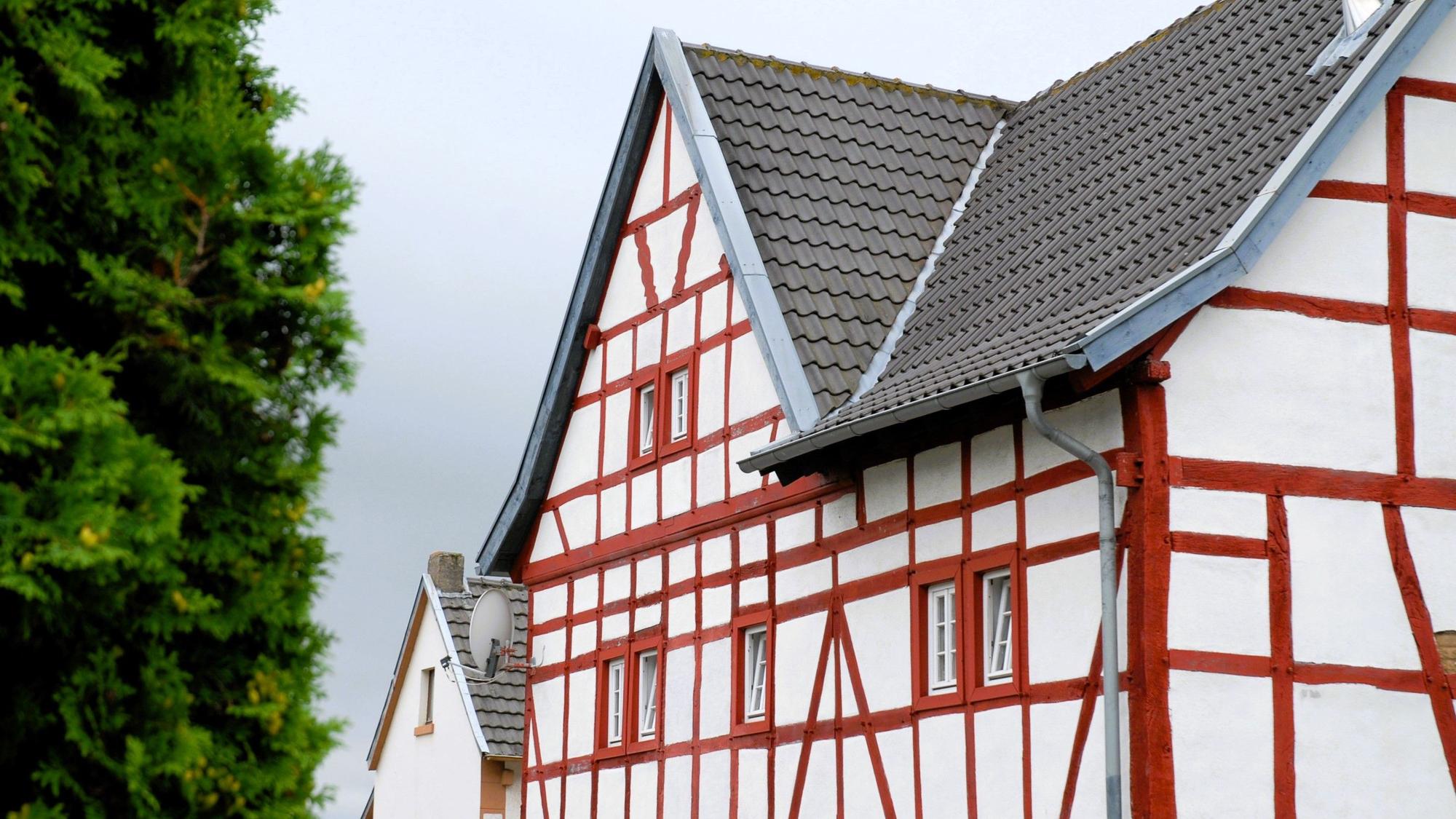 Zu sehen ist ein Gebäude mit rotem Fachwerk.