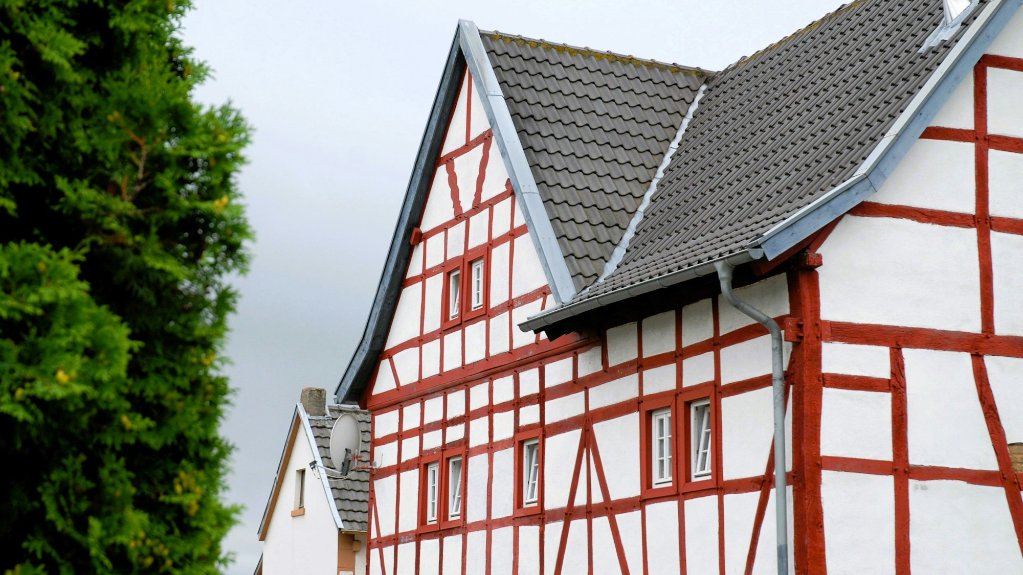 Zu sehen ist ein Gebäude mit rotem Fachwerk.