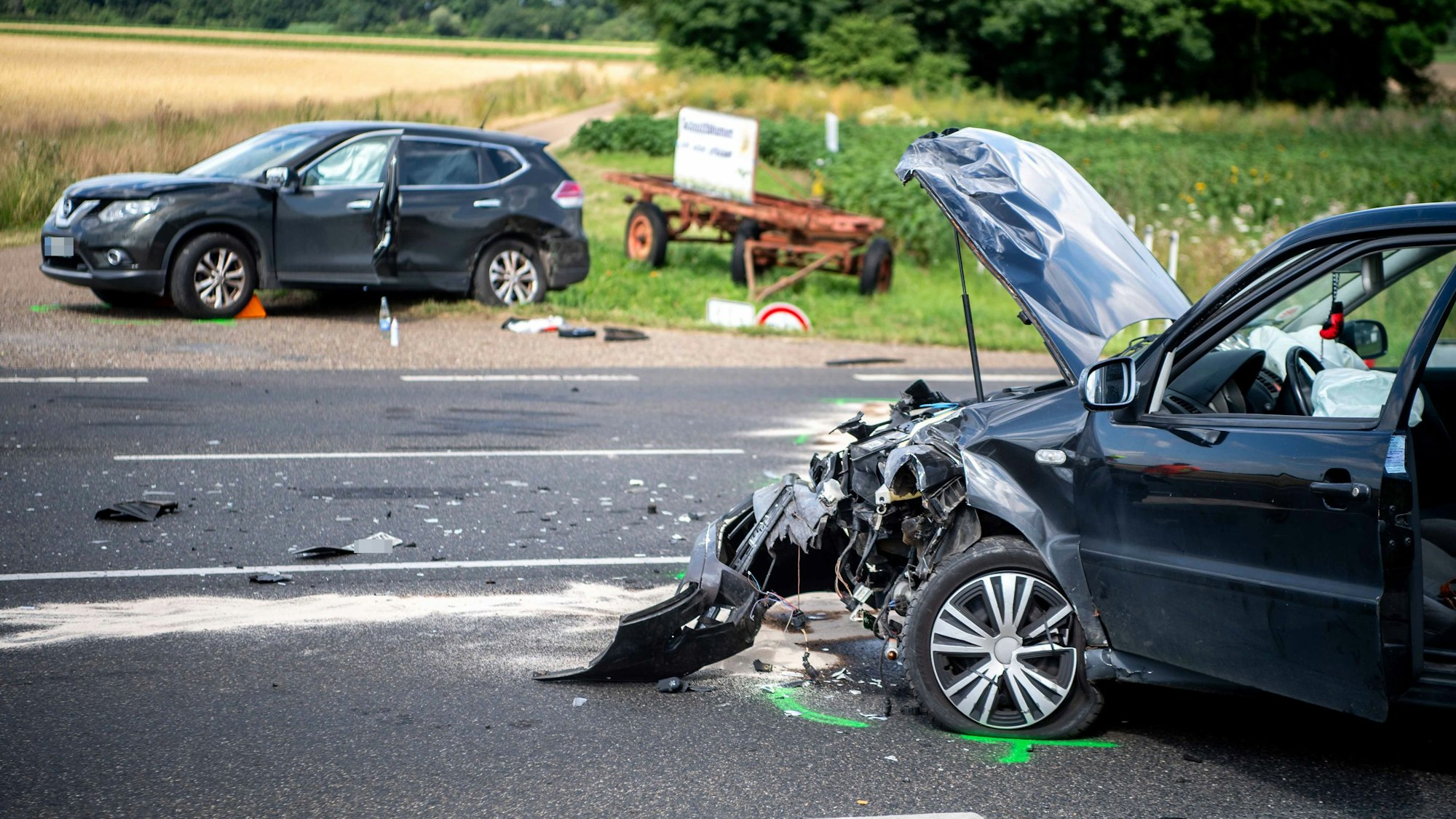 Das Bild zeigt die am Unfall auf B56 beteiligen Fahrzeuge. Beide sind stark demoliert.