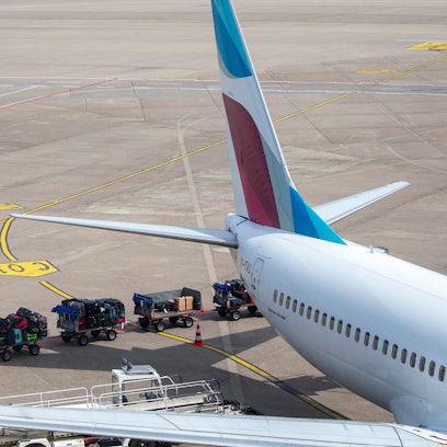 Eine Passagiermaschine der Fluggesellschaft Eurowings steht auf dem Flughafen Köln/Bonn.