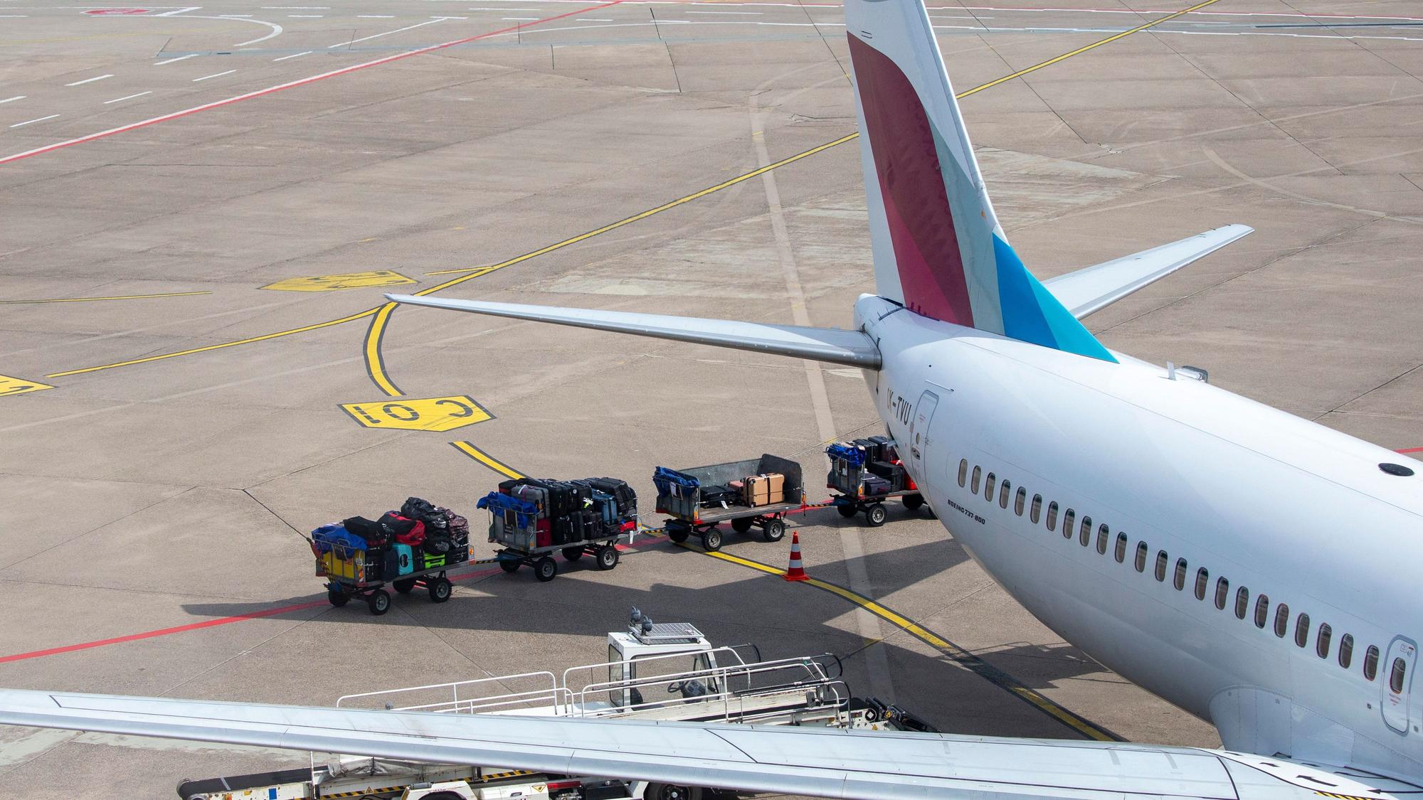 Eine Passagiermaschine der Fluggesellschaft Eurowings steht auf dem Flughafen Köln/Bonn.