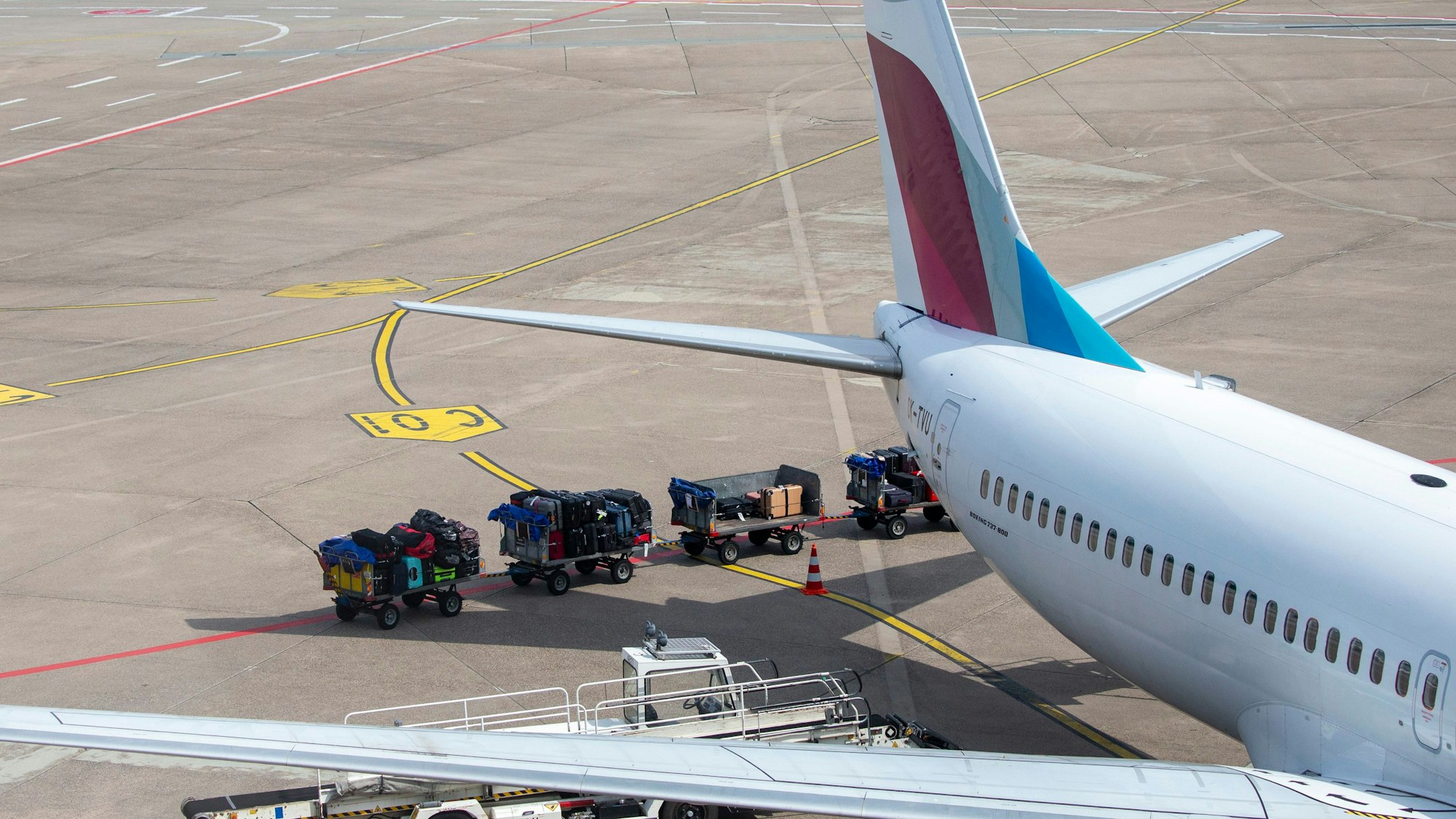 Eine Passagiermaschine der Fluggesellschaft Eurowings steht auf dem Flughafen Köln/Bonn.