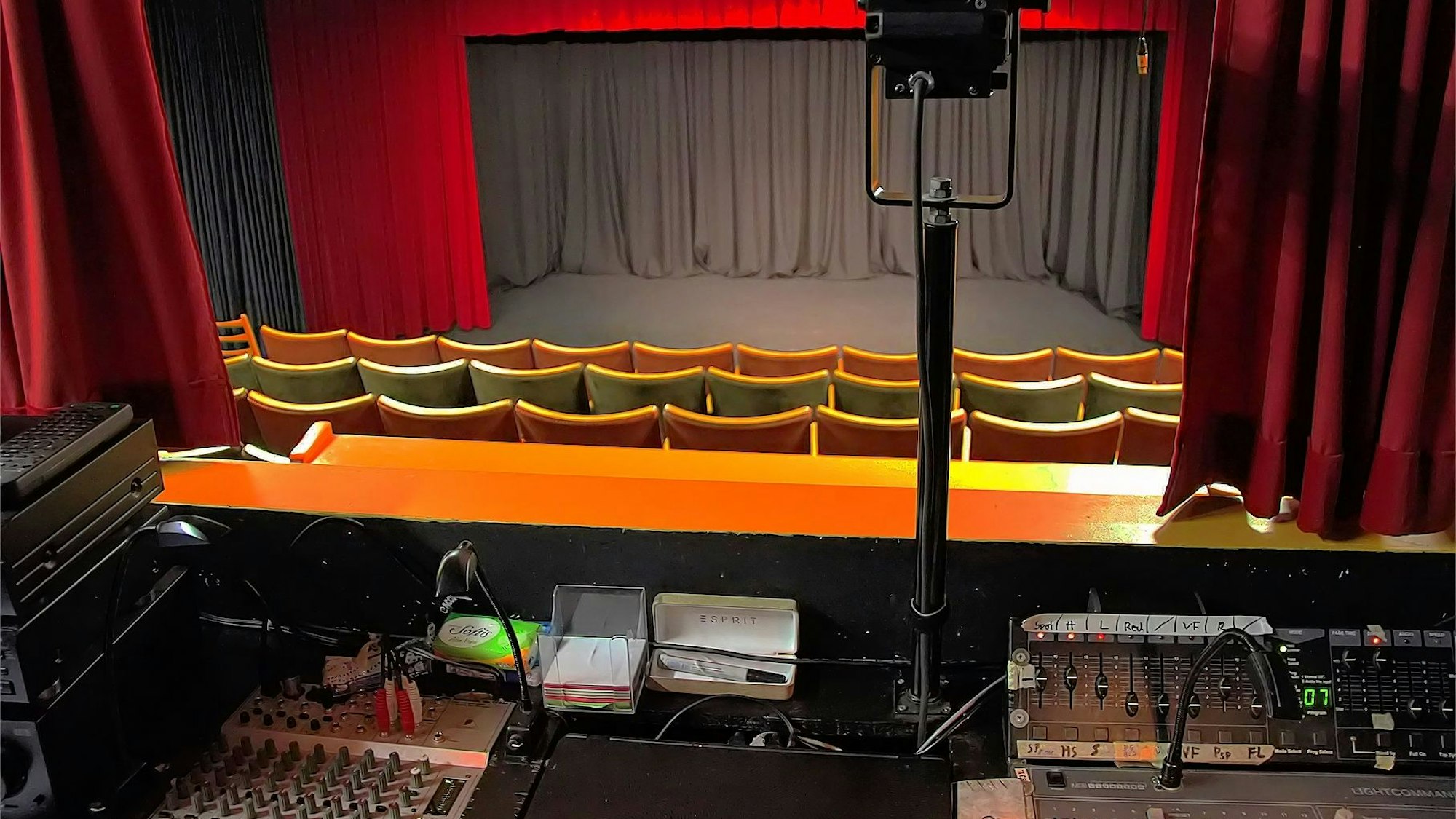 Blick in den Theatersaal des Figurentheaters in Vossenack. Im Vordergrund die Mischpulte der Tontechnik.