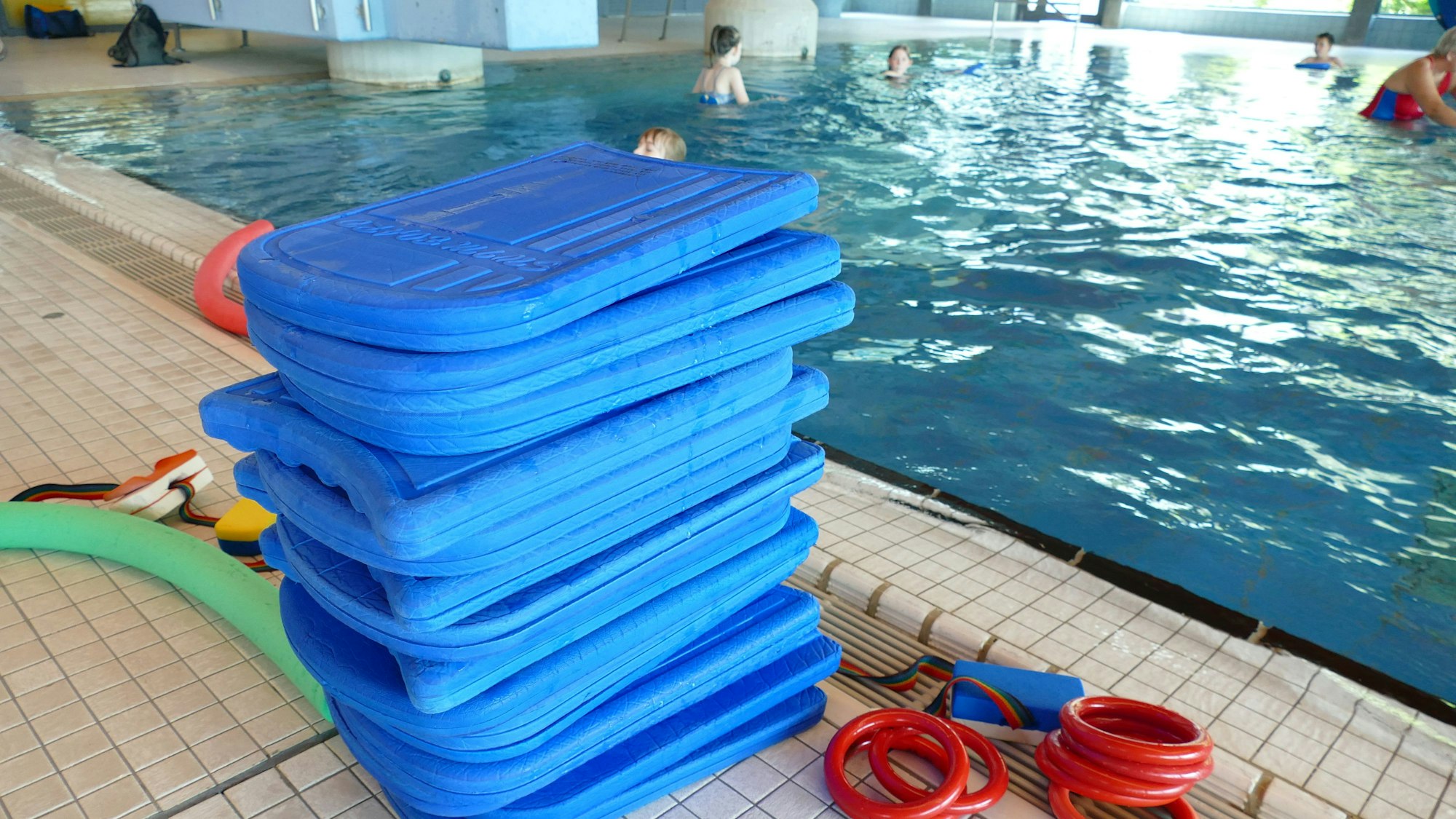 Schwimmbretter für die erste Begegnung mit dem Wasser