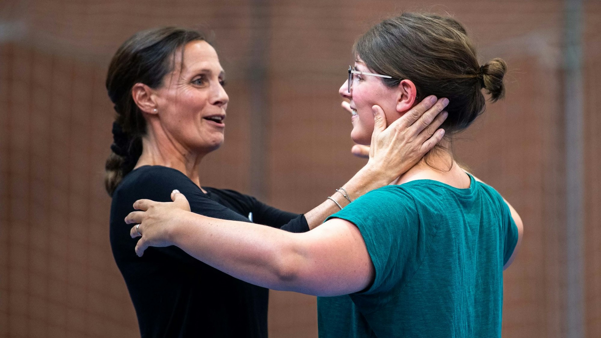 Das Bild zeigt, wie Julia Reuß von Expertin Iris den Kopf gerichtet bekommt.