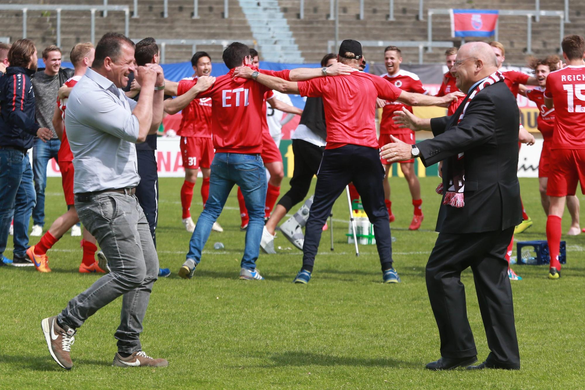 Viktoria Köln vs. Bonner SC FVM Bitburger Pokalfinale Franz Wunderlich, Franz-Josef Wernze (rechts) 14.05.2015
Viktoria Cologne vs Bonner SC FVM Bitburger Cup finals Franz Wunderlich Franz Joseph Wernz right 14 05 2015