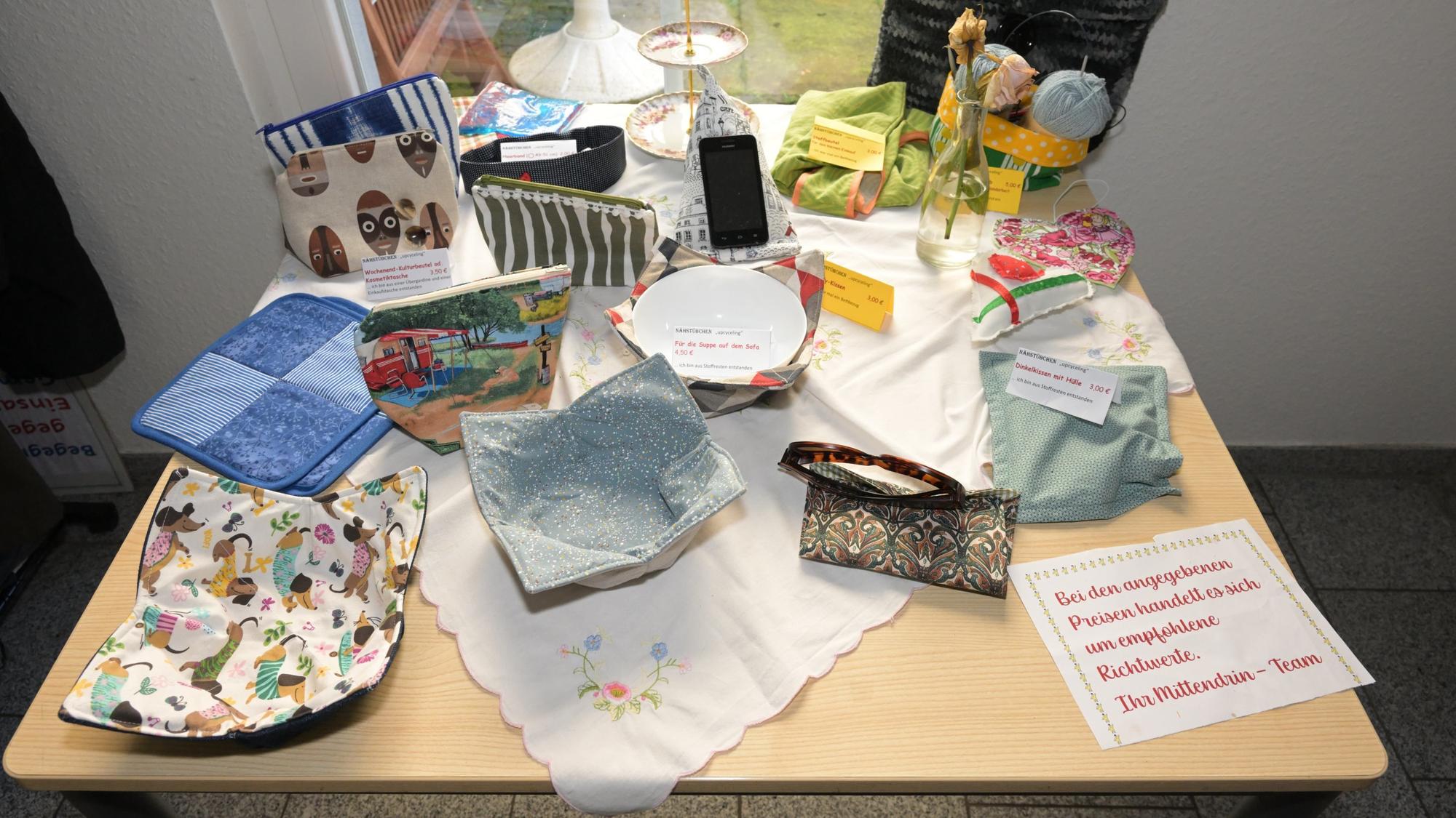 Ihre Upcycling – Gegenstände verkaufen sie im Haus der Caritas.