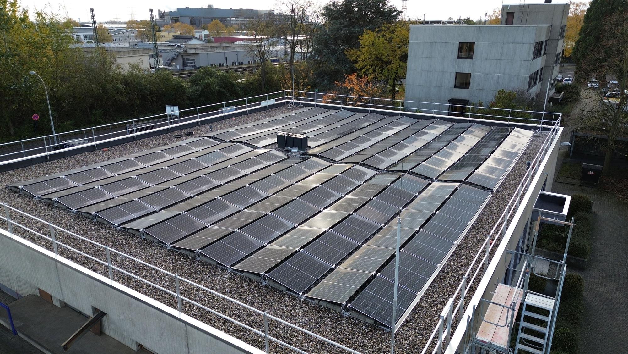 Zu sehen ist die PV-Anlage auf dem Dach der Firma Rheingas.