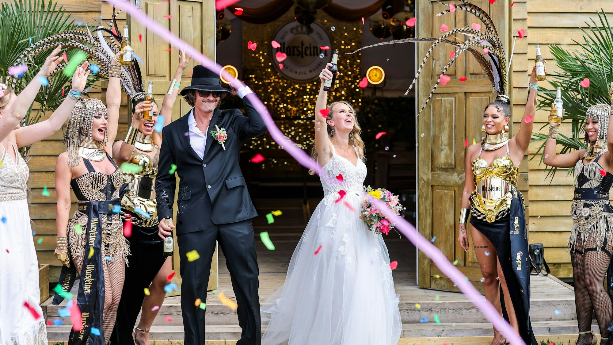 Esther und Martin aus Siegburg werden nach ihrer standesamtlichen Trauung begrüßt.