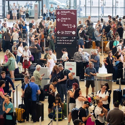 19.07.2024, Brandenburg, Schönefeld: Passagiere warten am Hauptstadtflughafen BER vor Check-in-Schaltern. Am Flughafen BER ist der Flugverkehr eingestellt worden. Als Grund dafür werden technische Probleme genannt. Foto: Christoph Soeder/dpa +++ dpa-Bildfunk +++