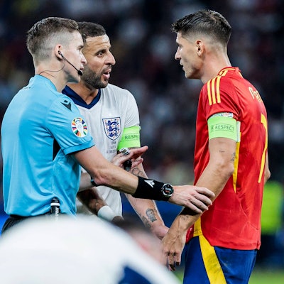 Erfolgreiches Pilotprojekt: Bei der EM durften nur die Kapitäne mit dem Referee diskutieren.