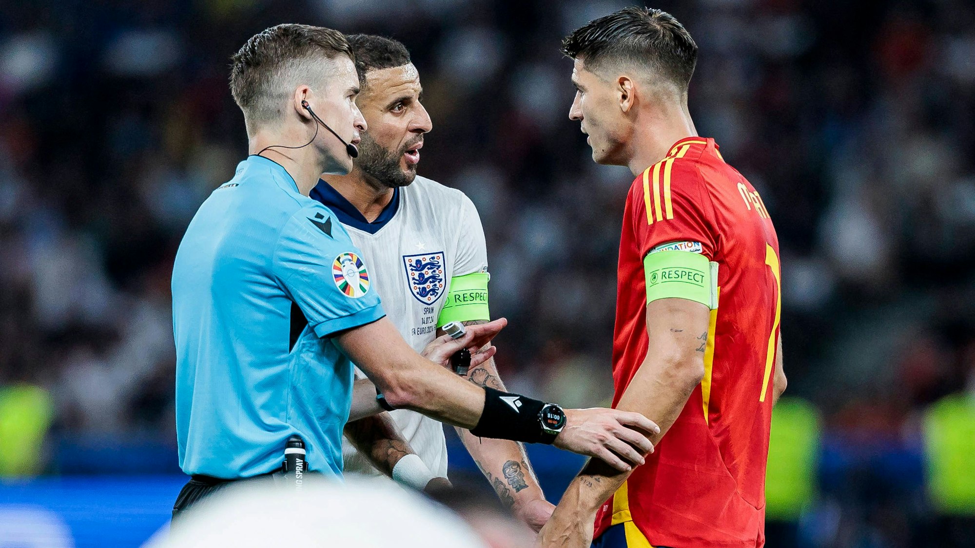 Erfolgreiches Pilotprojekt: Bei der EM durften nur die Kapitäne mit dem Referee diskutieren.