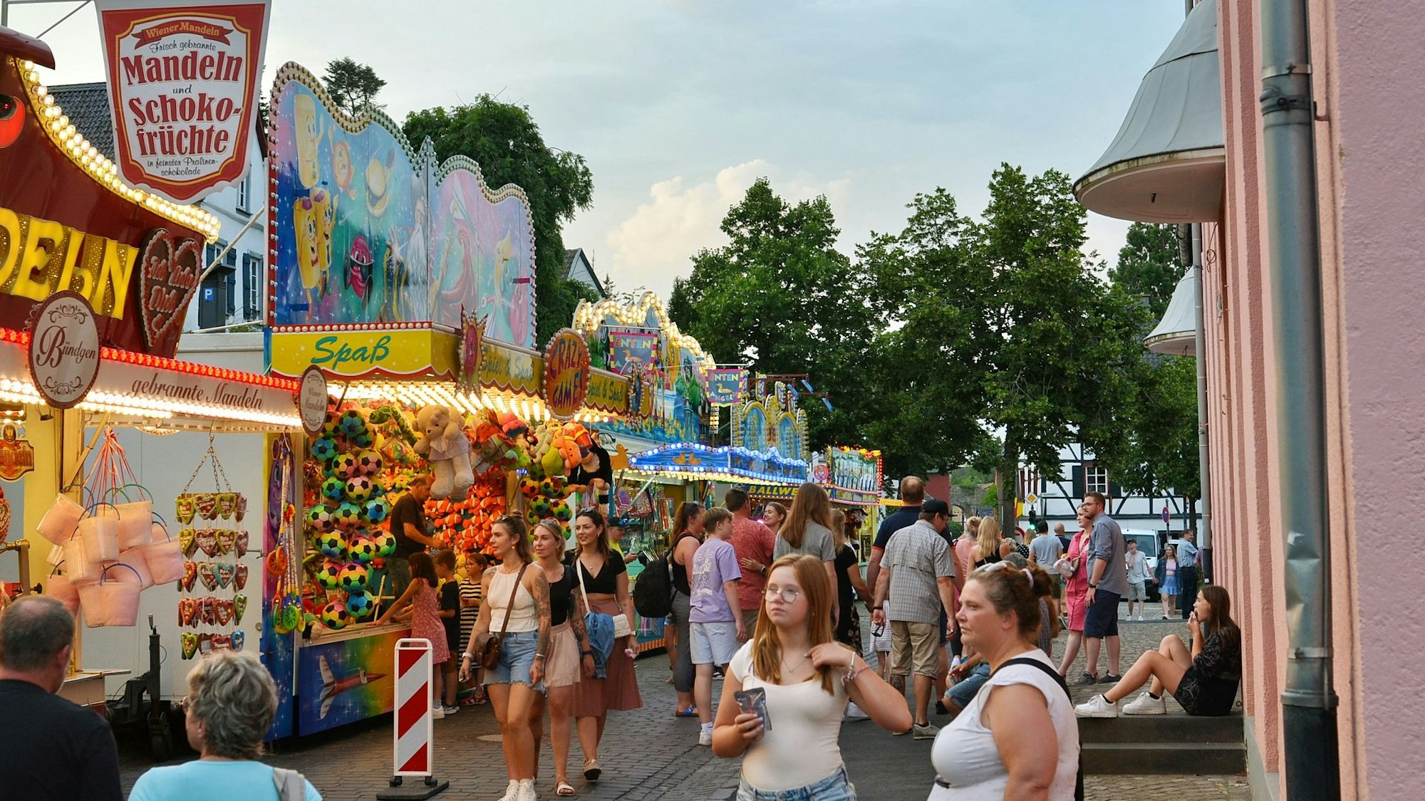 Die Besucher schlendern an den Buden vorbei.