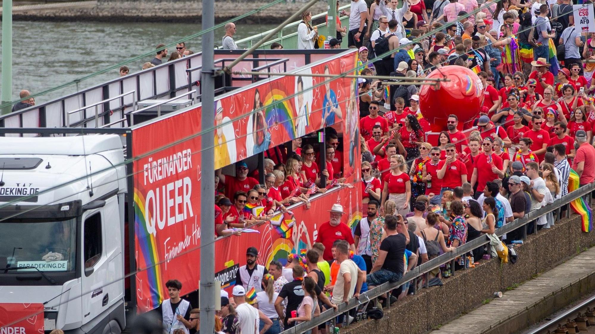 CSD Demo 2024 auf der Deutzer Brücke