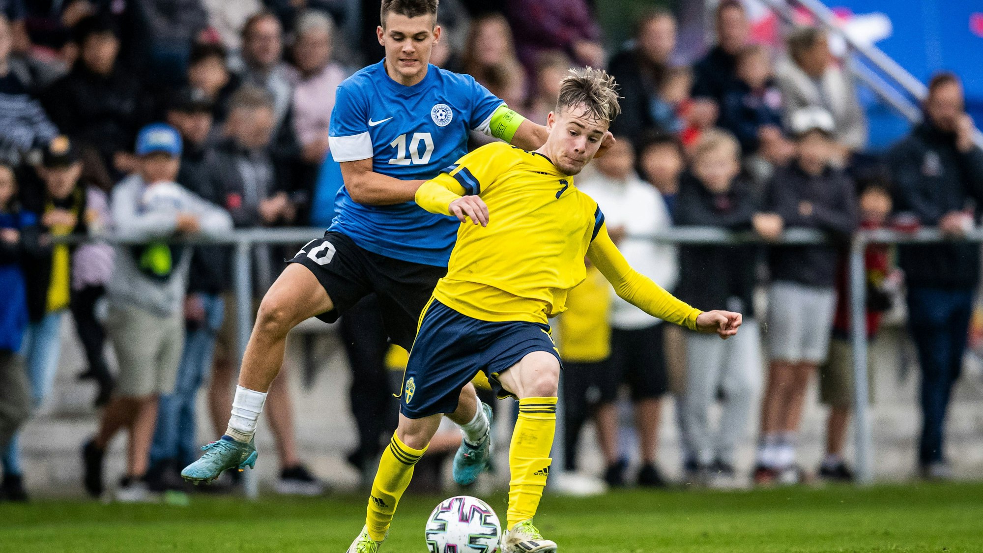 230831 Estlands Patrik Kristal och Sveriges Neo Jönsson under träningslandskampen i fotboll mellan Sverige P16 och Estland P16 den 31 augusti 2023 i Höganäs. *** 230831 Estonias Patrik Kristal and Swedens Neo Jönsson during the international football training match between Sweden P16 and Estonia P16 on August 31, 2023 in Höganäs, Sweden. PUBLICATIONxNOTxINxSWExNORxAUT Copyright: CHRISTOFFERxBORGxMATTISSON BB230831CB027