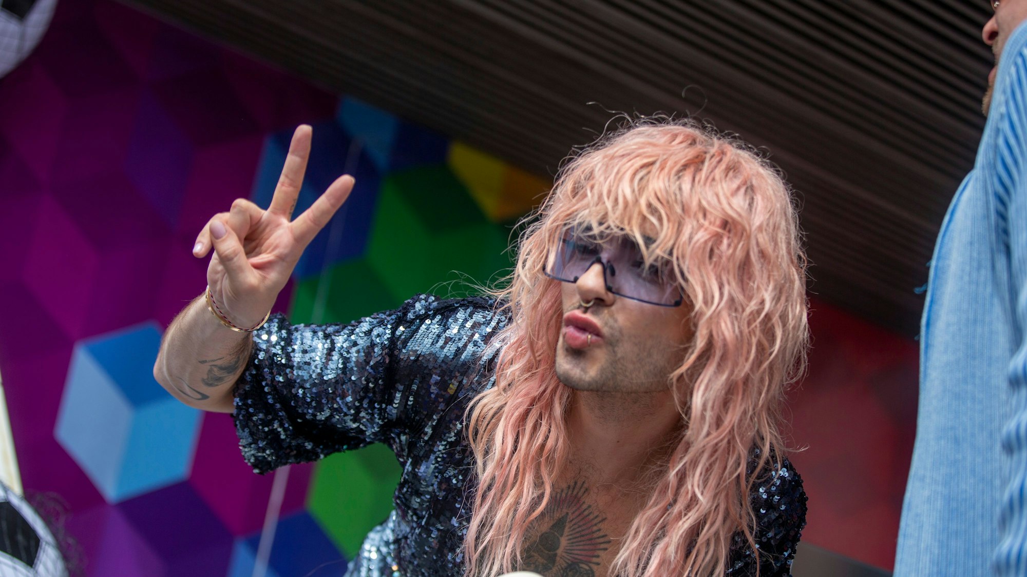 Bill Kaulitz macht das Victory-Zeichen mit den Fingern.